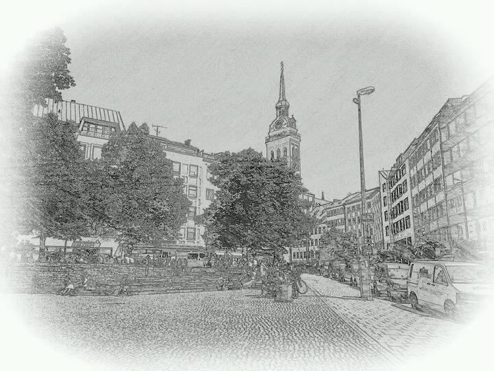 Wie eine historische Postkarte: Der Rindermarkt mit Brunnen und Altem Peter im Hintergrund.