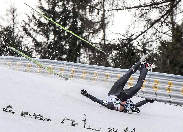Skispringer Thomas Morgenstern verlor im Training für das Skifliegen auf dem Kulm/Österreich in der Luft das Gleichgewicht und schlug mit Rücken und Kopf hart auf dem Boden auf. Die Bilder.