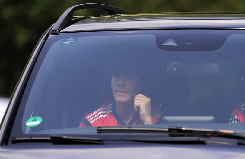 Nach dem Unfall bei einer DFB-Werbe-Aktion: Joachim Löw lässt sich zum Training der Nationalmannschaft fahren.