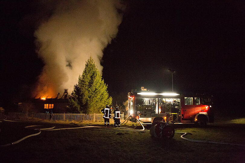 Wohnhausbrand in Wäschhausen - die Bilder vom Feuerwehreinsatz