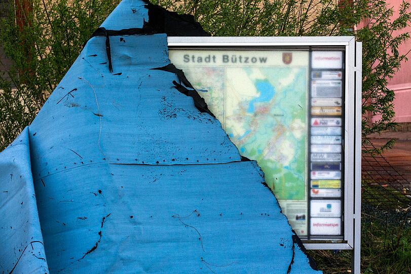 Tief Zoran zerlegt Teile Norddeutschlands: Die Straßen in Bützow sind mit Ziegeln übersät. Laut Augenzeugen wurden Autos durch den starken Wind von Ort und Stelle bewegt.