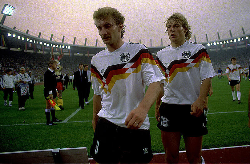 Zufriedenheit sieht anders aus: Rudi Völler (l.) und Jürgen Klinsmann nach dem 1:1-Unentschieden gegen Italien in der EM-Vorrunde 1988.