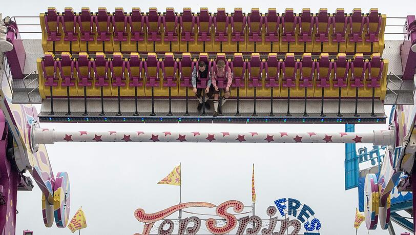 Nur zwei Fahrgäste im Top-Spin: Die Wiesn-Schausteller kämpfen in diesem Jahr bislang mit dramatischen Umsatzeinbußen. Nur zwei Fahrgäste im Top-Spin: Die Wiesn-Schausteller kämpfen in diesem Jahr bislang mit dramatischen Umsatzeinbußen.