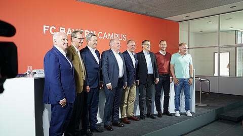 Die FCB-Führung präsentiert das neue NZL.