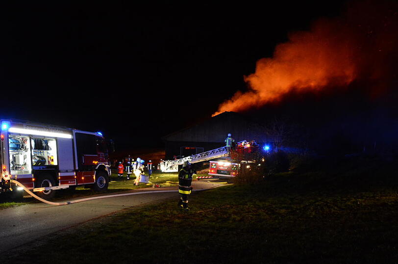 Die Flammen ließen nicht viel übrig - 30 Rinder starben im Feuer. Die Bilder vom Löscheinsatz in Wurmsham.