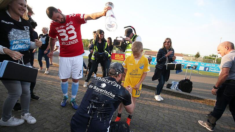 Bis auf den letzten Tropfen: Den Spaß am eigenen Trainer lässt sich Sascha Mölders (li.) bei der kleinen Meisterfeier nicht nehmen. Bis auf den letzten Tropfen: Den Spaß am eigenen Trainer lässt sich Sascha Mölders (li.) bei der kleinen Meisterfeier nicht nehmen.