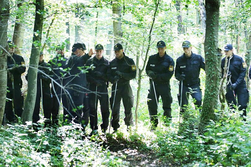 Rund 150 Einsatzkräfte durchsuchten am Freitagvormittag den Truderinger Wald bei Waldperlach.
