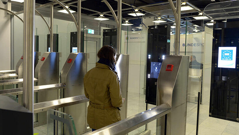 Gesichtserkennung bei der Passkontrolle gibt es bereits an deutschen Flughäfen – auch in München. Gesichtserkennung bei der Passkontrolle gibt es bereits an deutschen Flughäfen – auch in München.