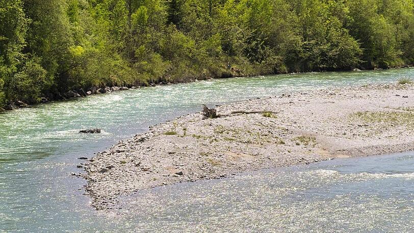 Auch über ein Dreivierteljahrhundert nach dem Ende des Zweiten Weltkrieges werden in der Isar immer wieder Sprenggeschosse gefunden. (Archivbild)