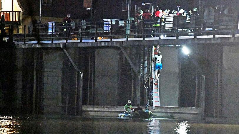 Bei einem nächtlichen Trip mit dem Schlauchboot mussten drei Personen an der Großhesseloher Wehr aus der Isar gerettet werden.