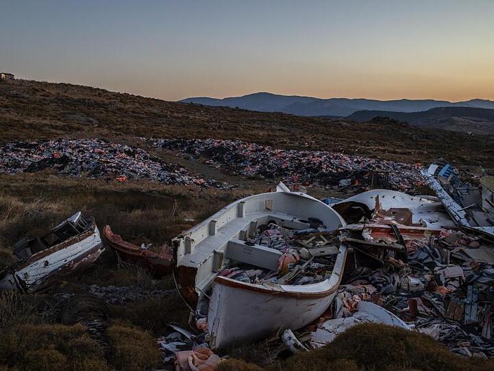 Zerbrochene Boote und von Flüchtlingen zurückgelassene Rettungswesten auf der griechischen Insel Lesbos.