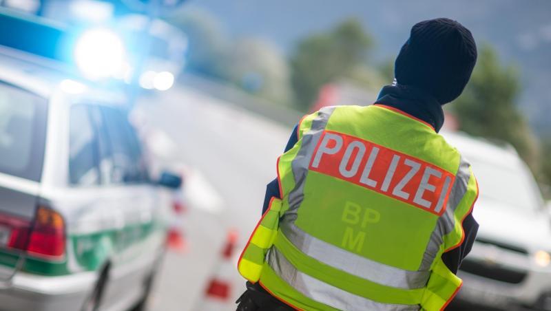Ein Polizeibeamter beobachtet an einer Grenzkontrolle Fahrzeuge, die von Österreich nach Deutschland kommen. Foto: Matthias Balk/Archivbild Ein Polizeibeamter beobachtet an einer Grenzkontrolle Fahrzeuge, die von Österreich nach Deutschland kommen. Foto: Matthias Balk/Archivbild