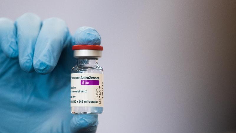 Eine Ärztin hält eine Ampulle mit dem Corona-Impfstoff des Herstellers Astrazeneca in der Hand.