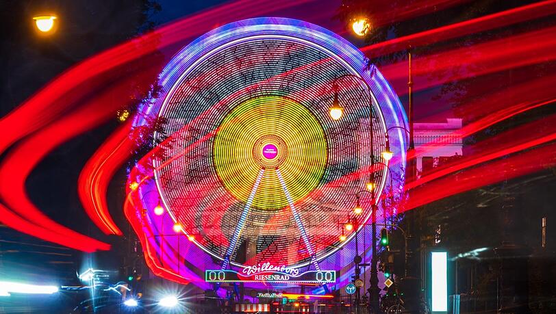 Eine Schau, vor allem am Abend: Das Riesenrad am Königsplatz und die Schaustellerbuden drumherum haben letztes Jahr beim "Sommer in der Stadt" vielen Münchnern Spaß gemacht.