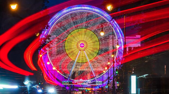 Eine Schau, vor allem am Abend: Das Riesenrad am Königsplatz und die Schaustellerbuden drumherum haben letztes Jahr beim "Sommer in der Stadt" vielen Münchnern Spaß gemacht.