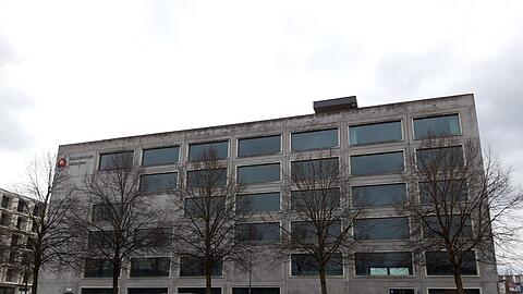 Das verlassene Gebäude in Riem, in dem lange das Bauzentrum untergebracht war.