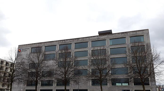 Das verlassene Gebäude in Riem, in dem lange das Bauzentrum untergebracht war.