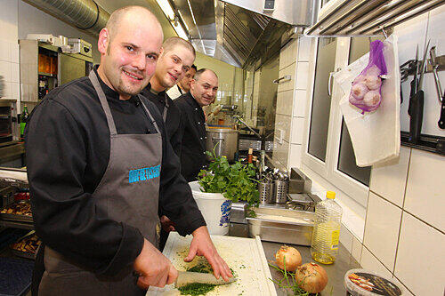 Tischt jetzt auch in Gibitzenhof auf: Küchen-Chef Dirk Wondra mit seinem Team bei der Arbeit.