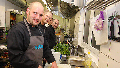 Tischt jetzt auch in Gibitzenhof auf: Küchen-Chef Dirk Wondra mit seinem Team bei der Arbeit.