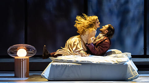Anna möchte Don Giovanni im Bett behalten, doch dessen innere Frau leistet Widerstand: Vera-Lotte Boecker und Konstantin Krimmel am Beginn von David Hermanns Inszenierung im Nationaltheater.