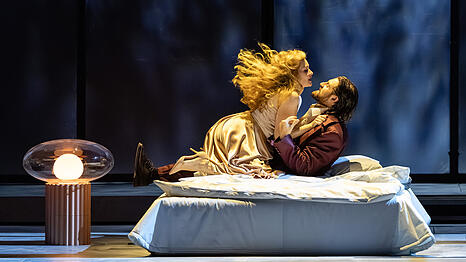 Anna möchte Don Giovanni im Bett behalten, doch dessen innere Frau leistet Widerstand: Vera-Lotte Boecker und Konstantin Krimmel am Beginn von David Hermanns Inszenierung im Nationaltheater.
