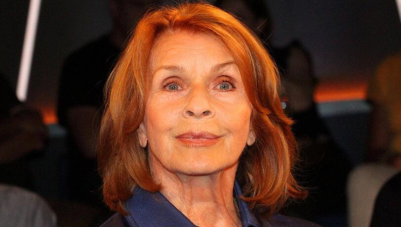 Senta Berger erholt sich gerade von ihrem Oberschenkelbruch in der Reha.