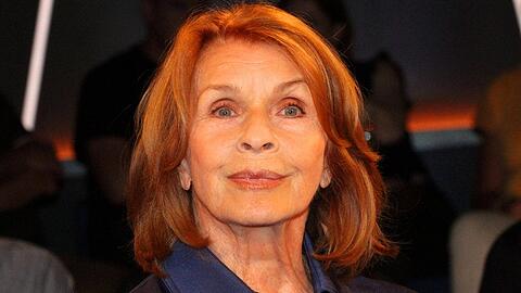 Senta Berger erholt sich gerade von ihrem Oberschenkelbruch in der Reha. Jetzt hatte sie Ausgang für einen besonderen Abend, den ihr Sohn organisiert hat. Senta Berger erholt sich gerade von ihrem Oberschenkelbruch in der Reha. Jetzt hatte sie Ausgang für einen besonderen Abend, den ihr Sohn organisiert hat.
