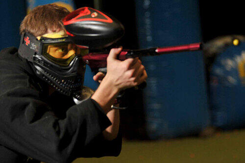 Farbiges Wettschießen: Wer beim Paintball markiert wird, fliegt für eine Runde raus. Die Treffer schmerzen kurz, mehr als blaue Flecken verursachen sie nicht.