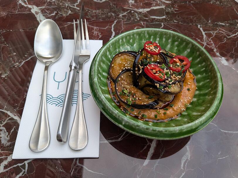 Eine Vorspeise im Ya: Aubergine kalt serviert in einer pikanten Chili-Koriander-Sesam&ouml;l-Vinaigrette.