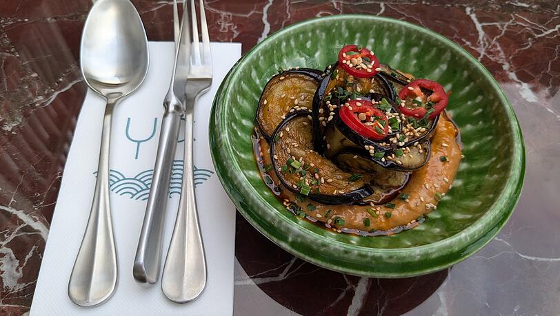 Eine Vorspeise im Ya: Aubergine kalt serviert in einer pikanten Chili-Koriander-Sesamöl-Vinaigrette. Eine Vorspeise im Ya: Aubergine kalt serviert in einer pikanten Chili-Koriander-Sesamöl-Vinaigrette.