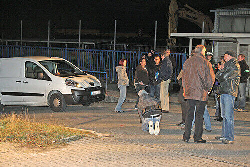 Gespenstische Szene am Tatort: Gestern Abend ließ das Nürnberger Gericht den Mordversuch auf dem Disco-Parkplatz nachstellen.