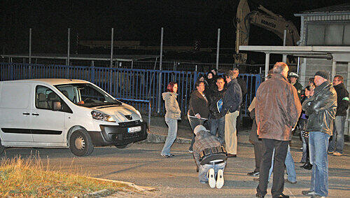 Gespenstische Szene am Tatort: Gestern Abend ließ das Nürnberger Gericht den Mordversuch auf dem Disco-Parkplatz nachstellen. Gespenstische Szene am Tatort: Gestern Abend ließ das Nürnberger Gericht den Mordversuch auf dem Disco-Parkplatz nachstellen.