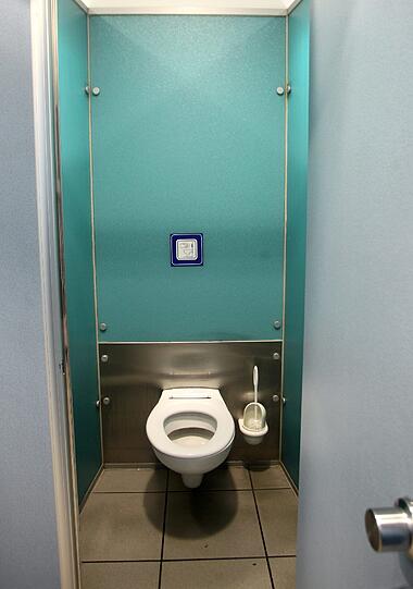 Alles nur erfunden: Auf dieser Toilettenanlage am Ostbahnhof soll die Vergewaltigung stattgefunden haben. In Wirklichkeit hatte die junge Frau Sex mit einem "Kumpel" ihres Freunden.