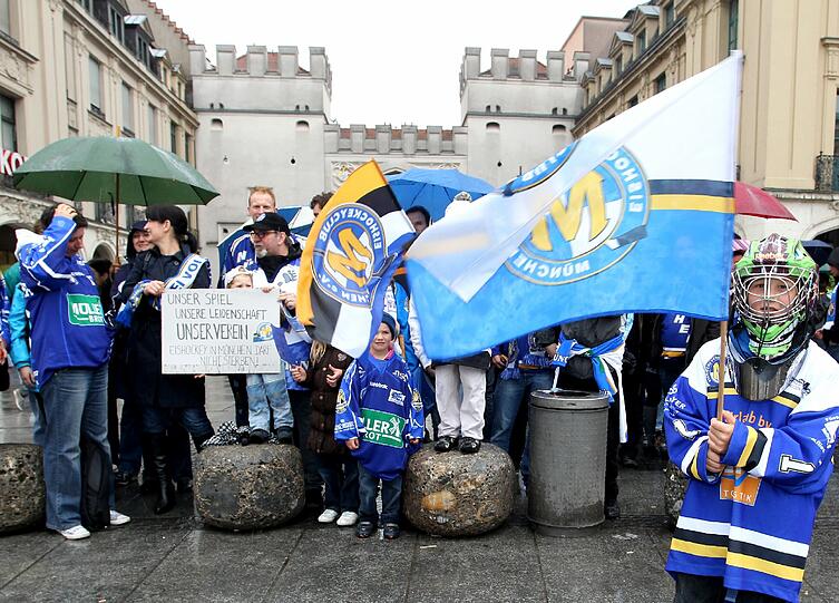 Eine große Familie: Die kleinen und großen Fans des EHC München wollen das Aus nicht akzeptieren.
