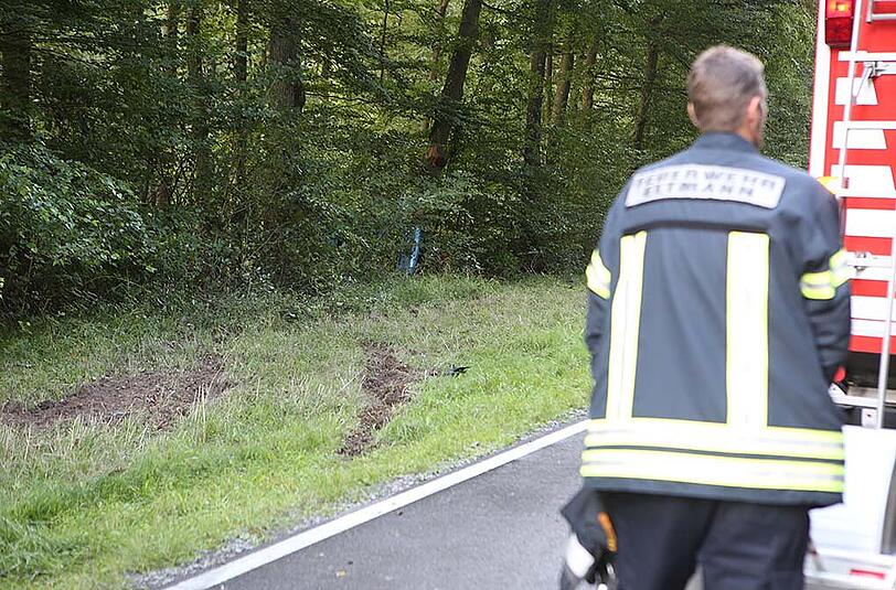 Nach einem schweren Verkehrsunfall im unterfränkischen Unterschleichach ist eine 19-jährige Frau gestorben. Die Bilder vom Unfallort.