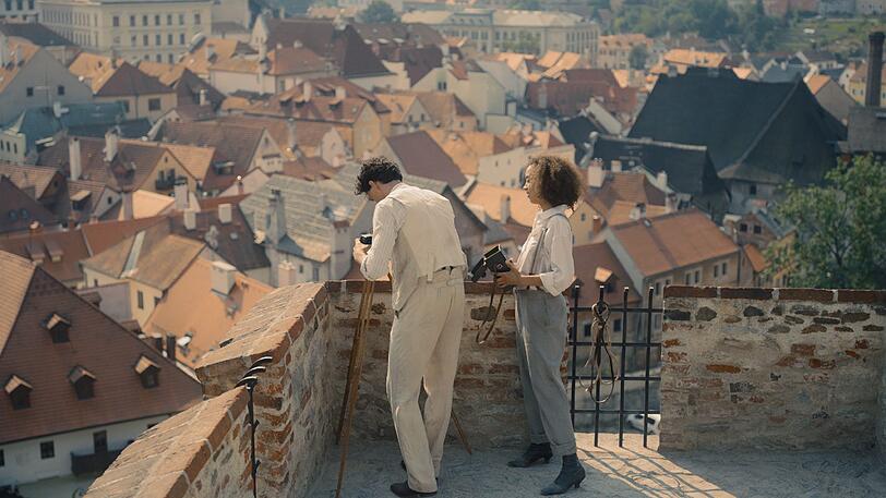 Egon Schiele (Noah Saavedra) und Wally Neuzil (Valerie Pachner): Sie war für ihn Muse, Modell &ndash; und mehr.