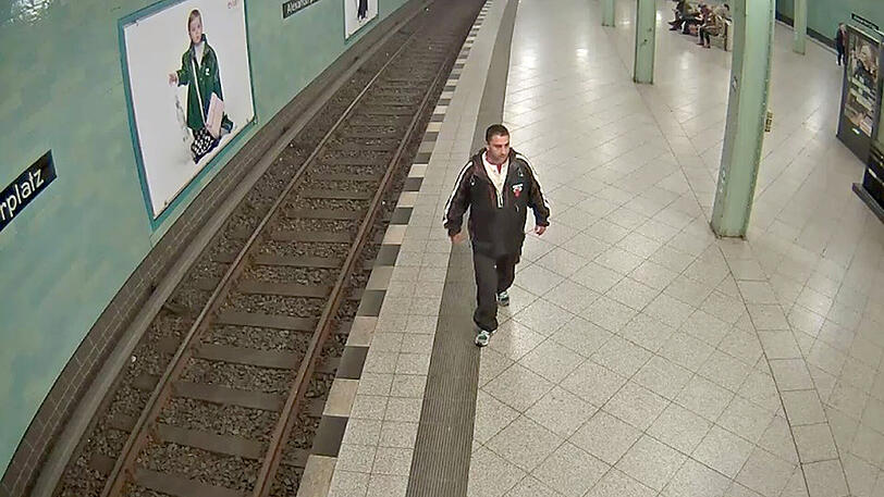 Mit diesen Bildern fahndet die Berliner Polizei nach dem Unbekannten, der einen Mann die Treppe hinuntergestoßen hat.