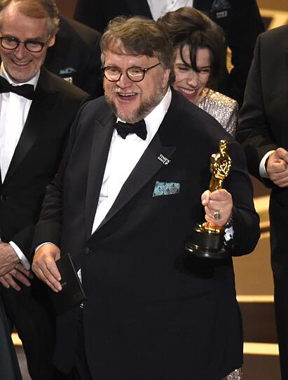 Guillermo del Toro nimmt den Oscar für den besten Film für "Shape of Water" von Warren Beaty entgegen.