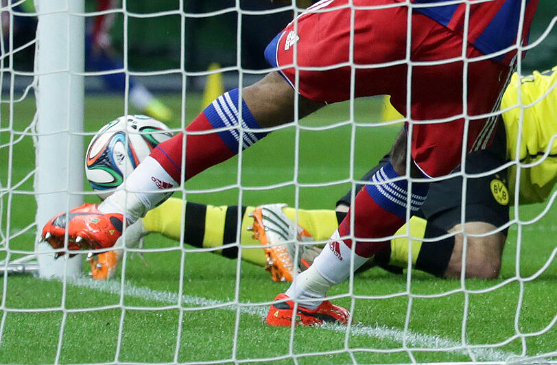 17. Mai 2014, DFB-Pokal: Eine Szene aus der 65. Minute erhitzt die Gemüter im Finale. Mats Hummels köpft aufs Tor, der Münchner Innenverteidiger Dante klärt den Ball hinter der Linie - doch Schiedsrichter Florian Meyer lässt weiterlaufen.