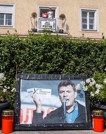 Irina Revina Hofmann: Seit Jahren macht die Russin in Bogenhausen Stimmung gegen Wladimir Putin - und das unübersehbar und in Sichtweite des russischen Konsulats.