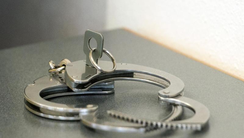 Handschellen liegen auf einem Tisch. Foto: Armin Weigel/dpa/Symbolbild Handschellen liegen auf einem Tisch. Foto: Armin Weigel/dpa/Symbolbild