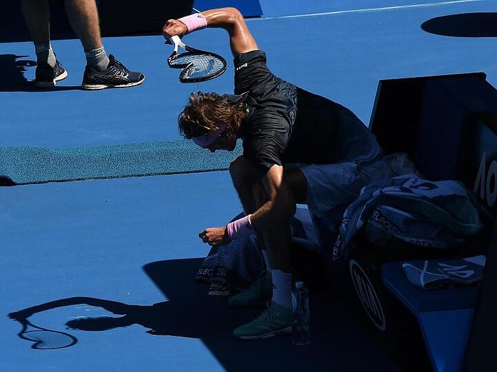 Alexander Zverev lässt sein Wut über das Achtelfinale an seinem Schläger aus.