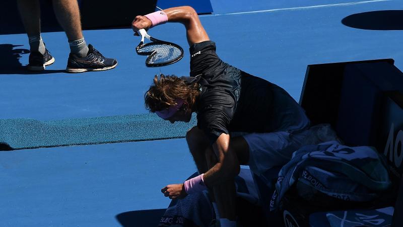 Alexander Zverev lässt sein Wut über das Achtelfinale an seinem Schläger aus. Alexander Zverev lässt sein Wut über das Achtelfinale an seinem Schläger aus.