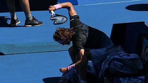 Alexander Zverev lässt sein Wut über das Achtelfinale an seinem Schläger aus.