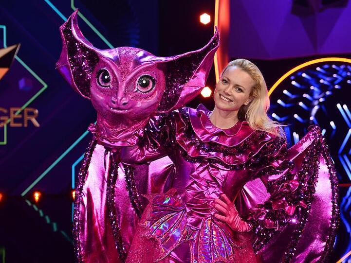 Franziska Knuppe steht als enttarnte Figur "Die Fledermaus" auf der Bühne.