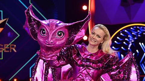 Franziska Knuppe steht als enttarnte Figur "Die Fledermaus" auf der Bühne.