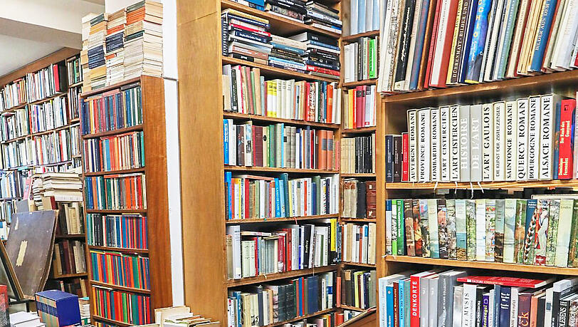 Kataloge und Enzyklika: Im Antiquariat gibt's viel Auswahl. Kataloge und Enzyklika: Im Antiquariat gibt's viel Auswahl.