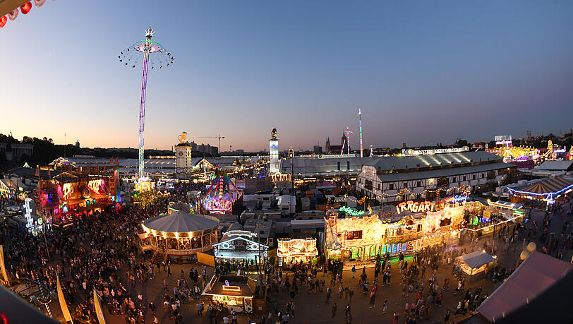 Blick über die Wiesn, aufgenommen aus dem Riesenrad. Der Begriff ist ab Mai ein geschützter Begriff.