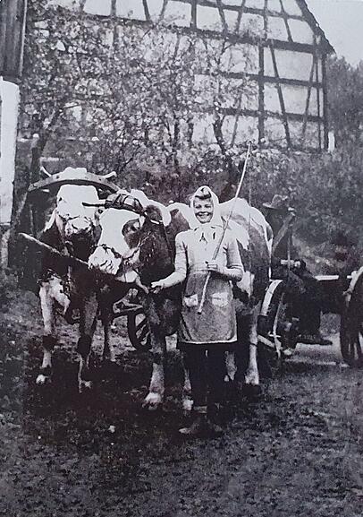 Auf dem Bauernhof in Franken, wo sie den Holocaust überlebt.
