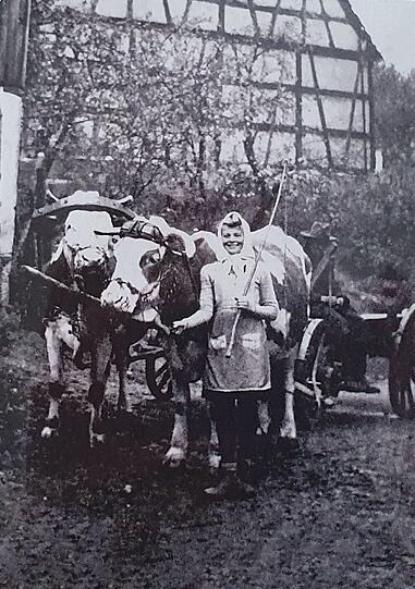 Auf dem Bauernhof in Franken, wo sie den Holocaust überlebt.